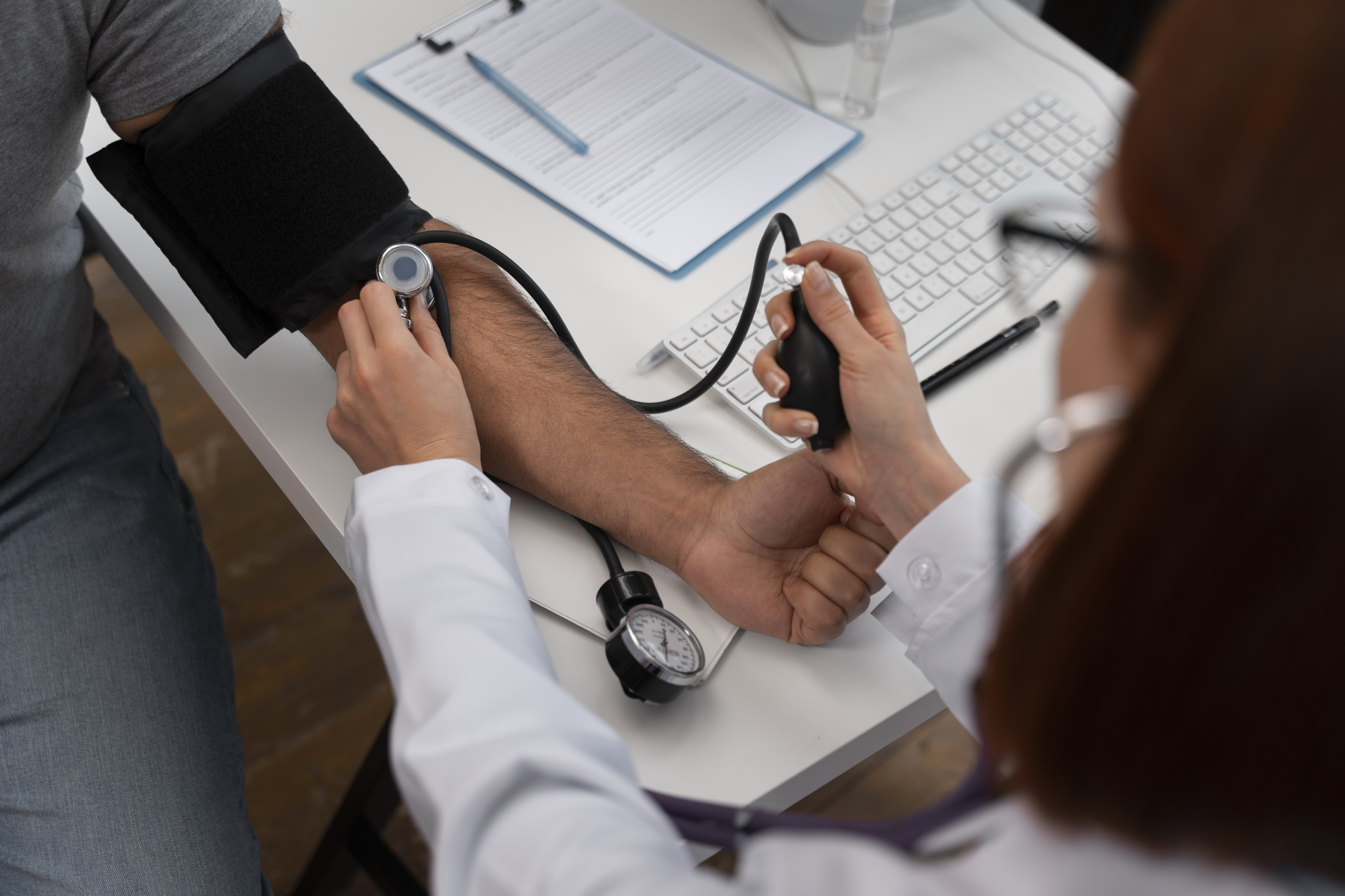Médica realizando exame clínico em paciente para atestado de saúde ocupacional