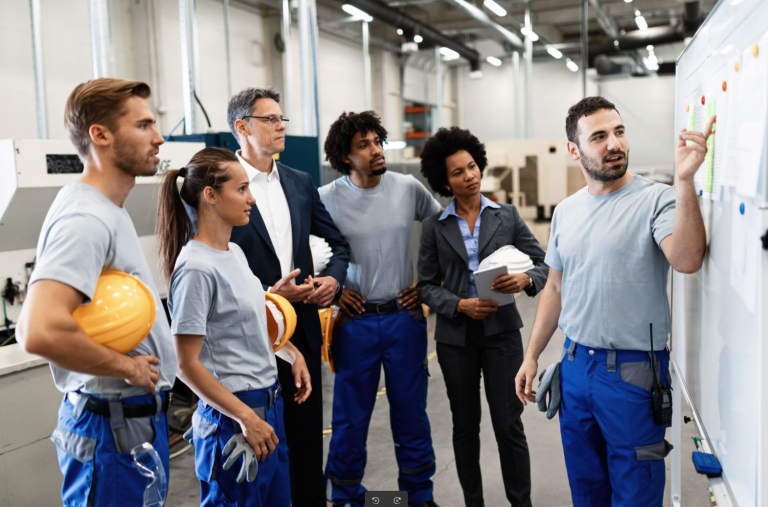 Equipe em treinamento de segurança do trabalho