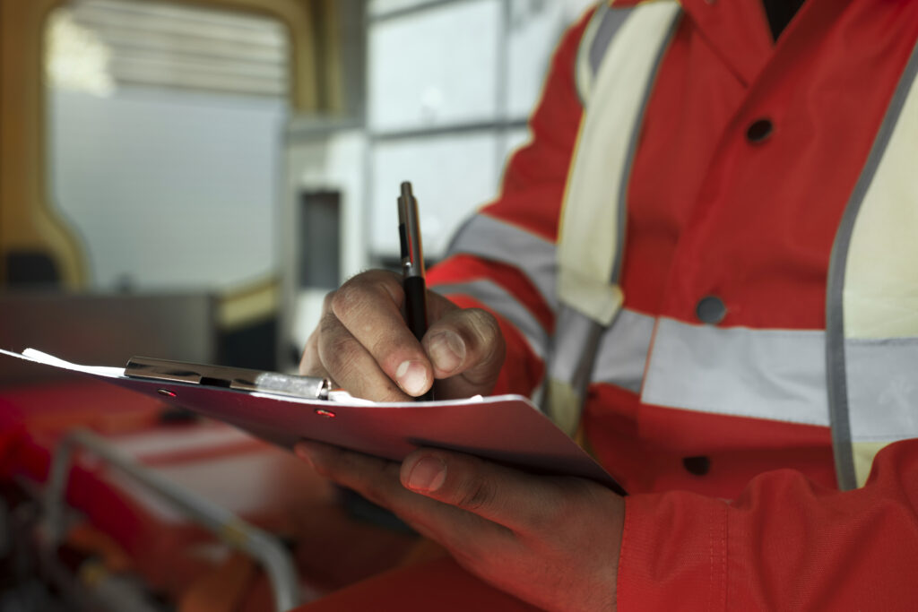 Profissional de segurança do trabalho preenchendo checklist